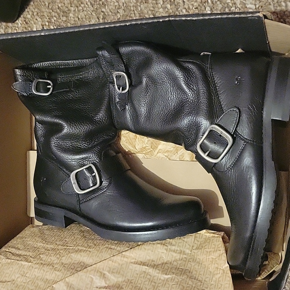 NWT Womens Frye leather boots!!!